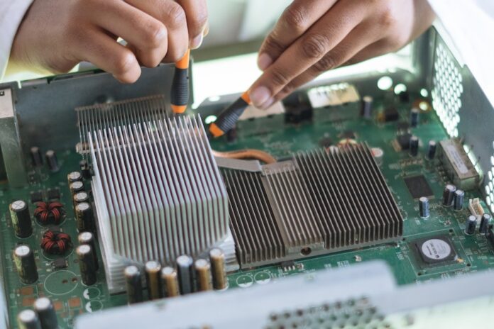 Which type of CPU cooler contains heat pipes